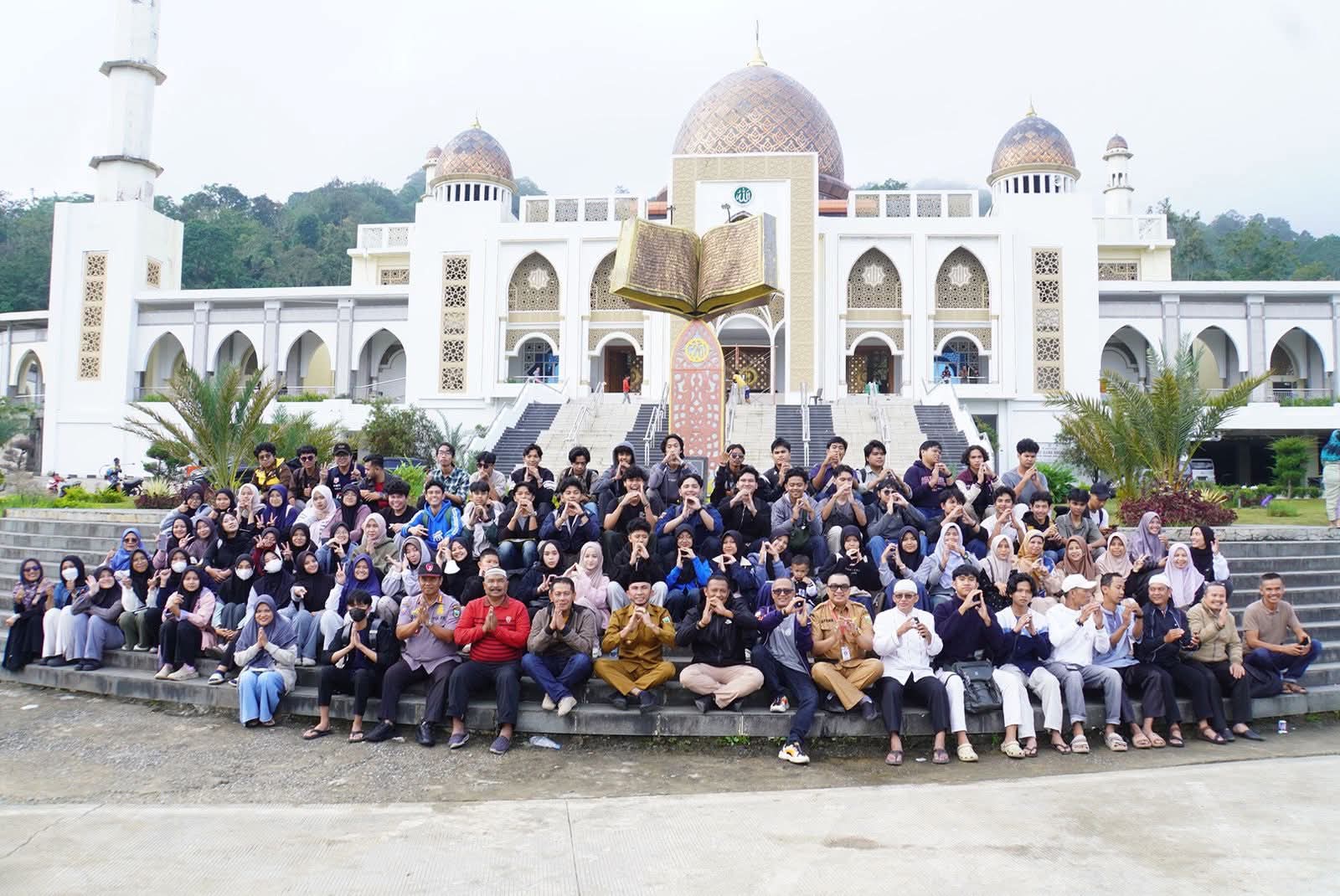 Rombongan mahasiswa Padang Panjang program Mama Papa Mudik Gratis diabadikan depan Islamic Centre .